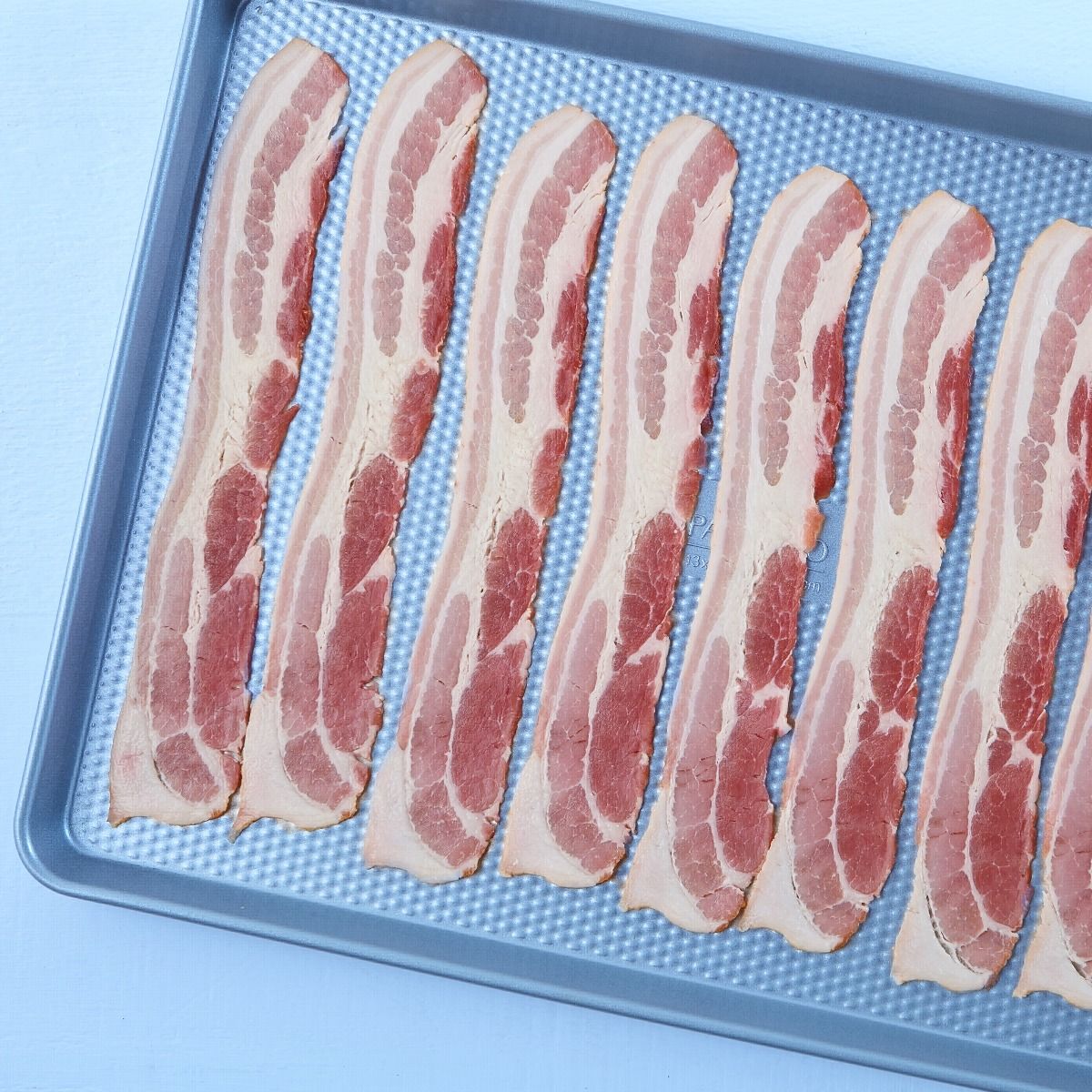 Fresh sliced applewood smoked flavour bacon, 17 slices / 2 '' (formerly 16-18 slices / Lb)